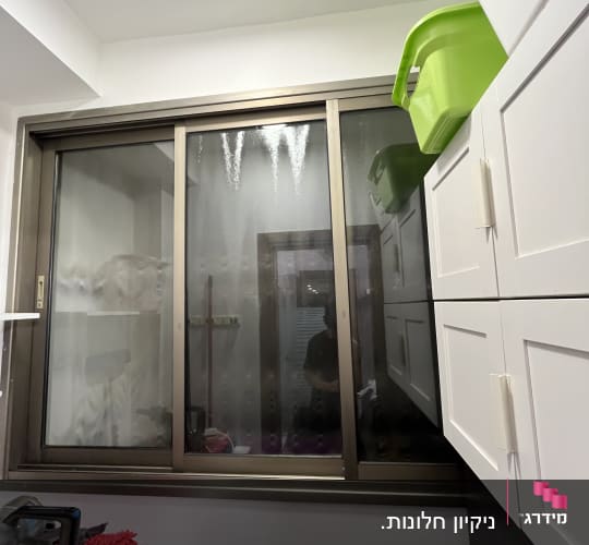 חדר כביסה עם חלון ומדפים
